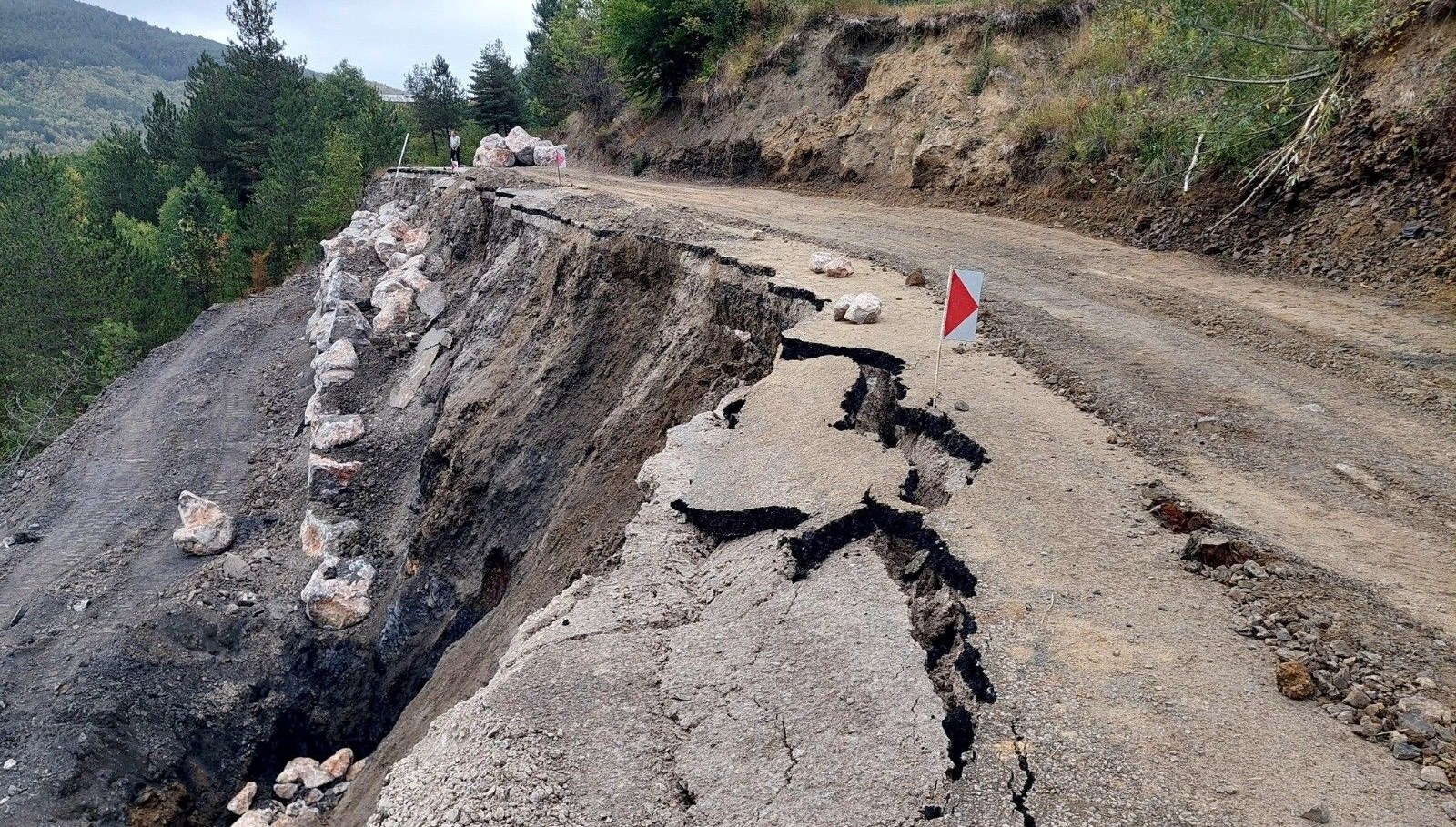 kastamonuda heyelan nedeniyle koy yolu coktu A59ylhb5
