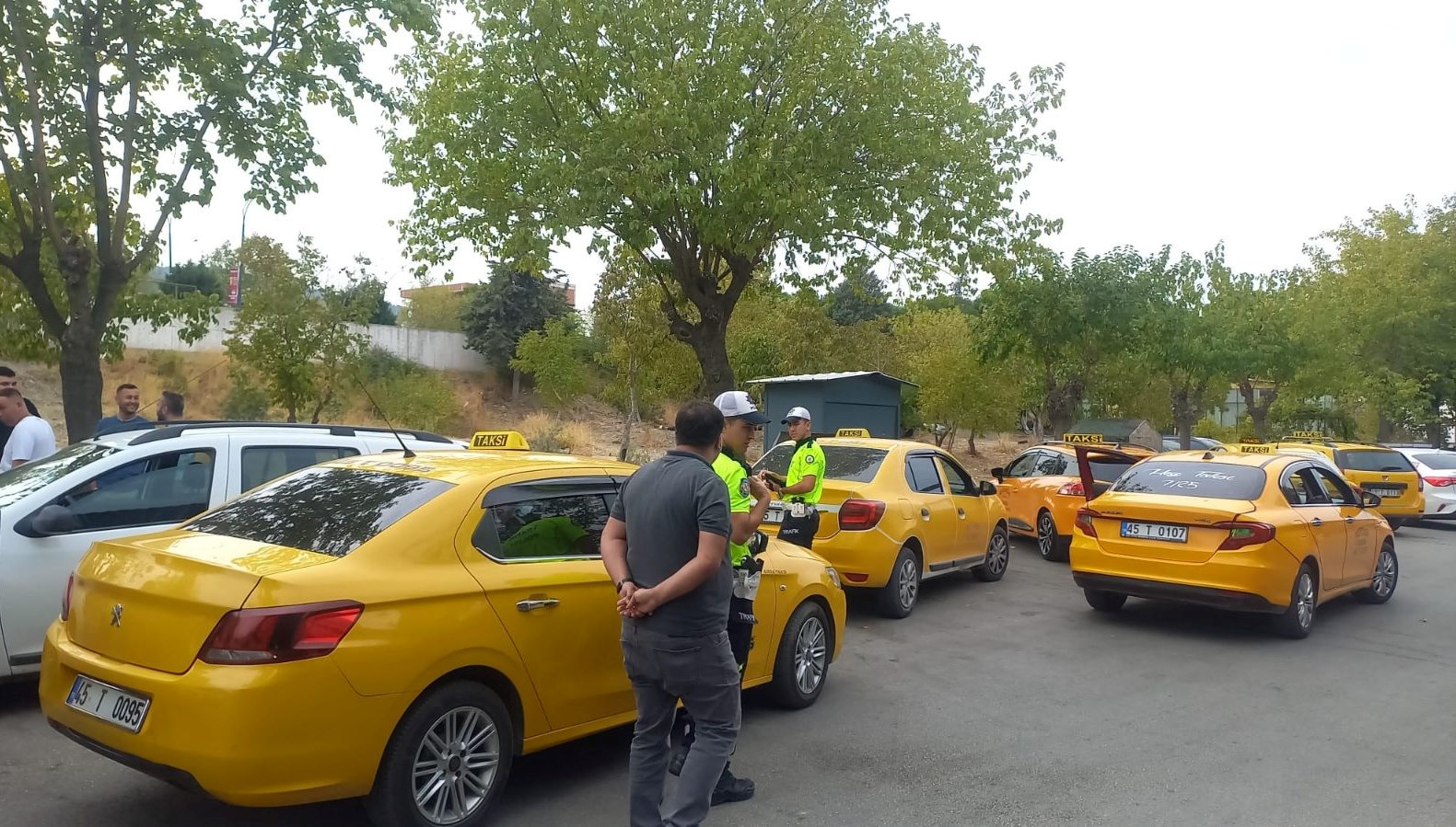 korsan taksiciyi gercek taksiciler yakalatti DhEbHwBC