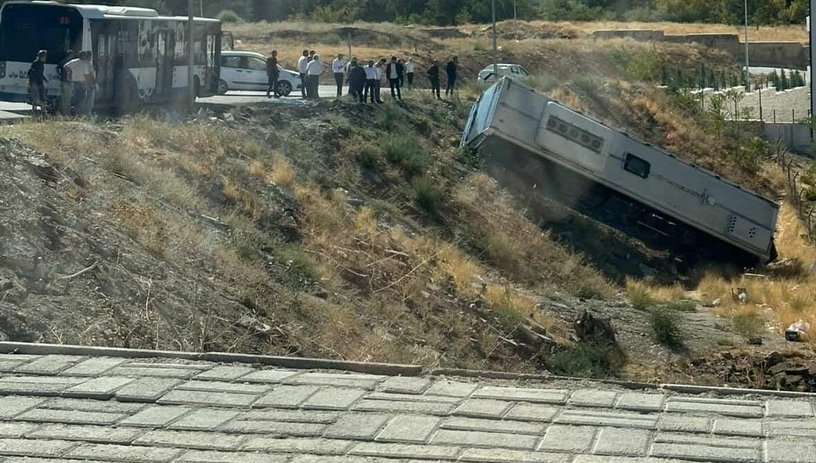 park halindeki otobus sarampole yuvarlandi B2lkX1ZE