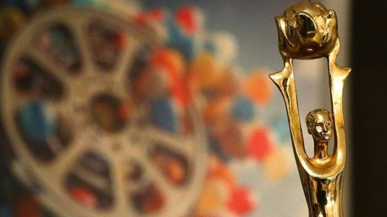 pelin esmerin o da bir sey mi filmi altin kozada odulleri topladi AlFGnlVN