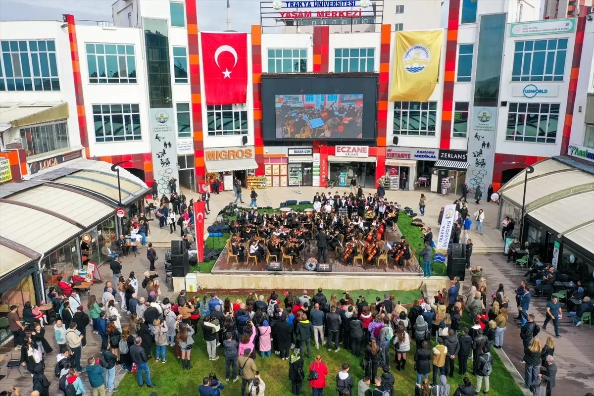 cumhuriyet bayrami konseri duzenlendi 2MnlL7mX.jpg