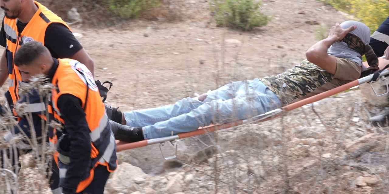 israil askerleri sevinmeyin diyerek filistinli kalabaliga saldirdi vyUrigLZ.jpg