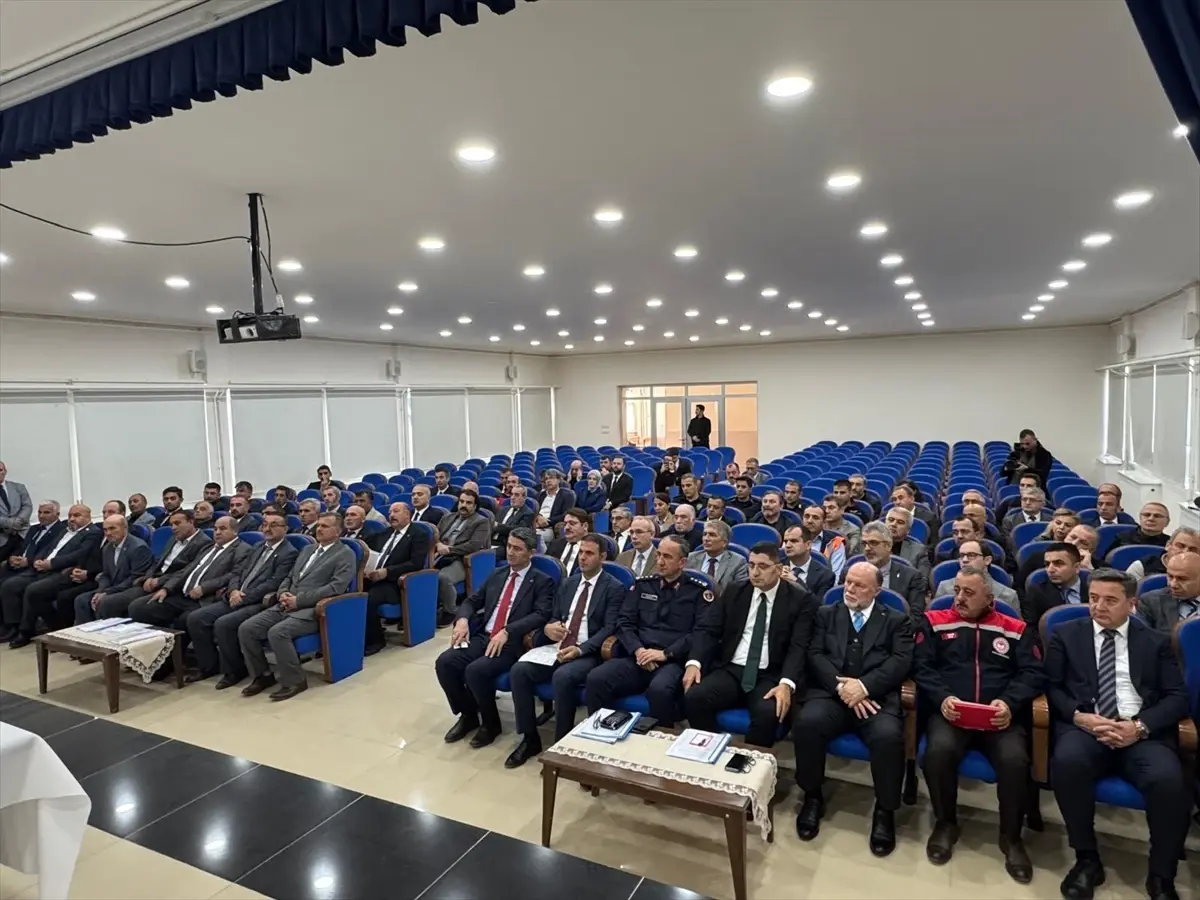 vali dogan taraklida muhtarlarla bulustu ajBbBi2G.jpg